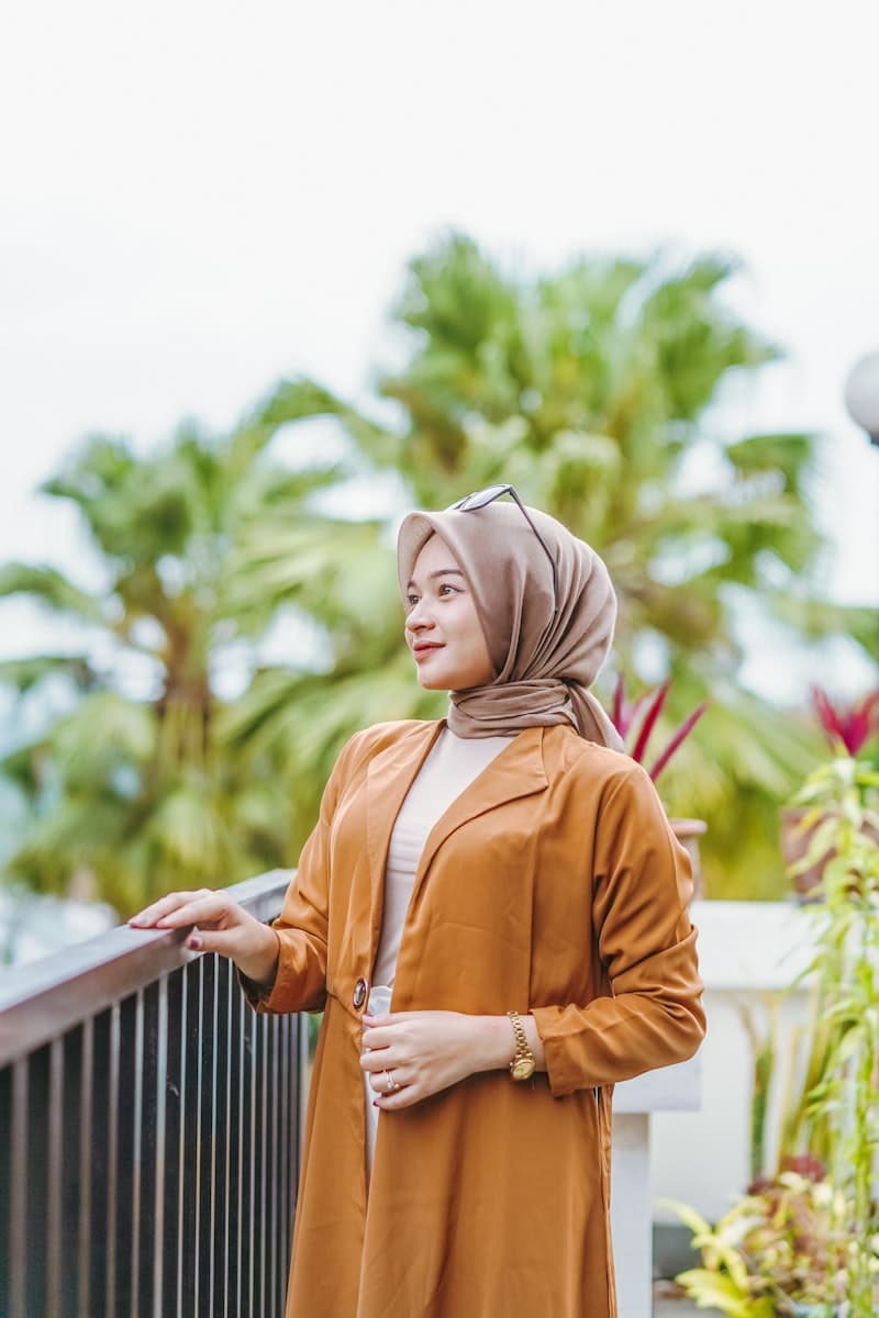 Wanita berhijab dengan blazer profesional menunjukkan potensi foto profesional