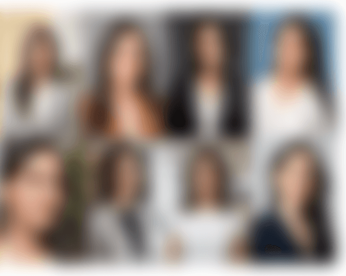 امرأة محجبة تستخدم حاسوبًا محمولًا لاختبار مولدات الصور بالذكاء الاصطناعي